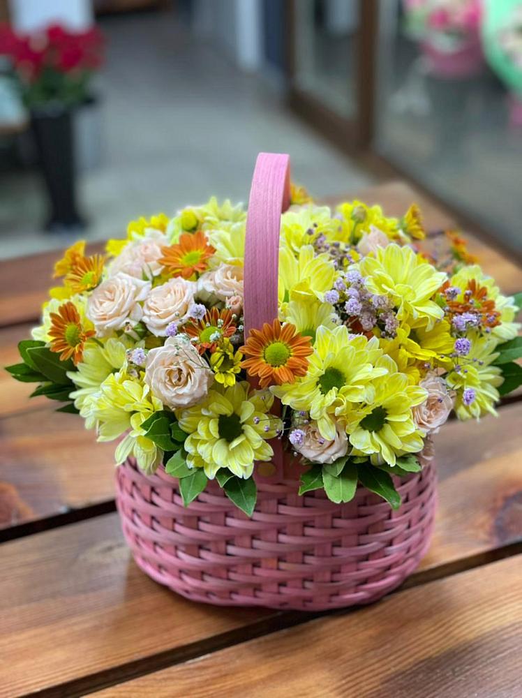 Цветочная композиция из Хризантемы и Розы в корзине в Марьянской