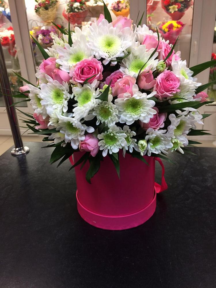 Цветочная композиция из Розы и Хризантемы в шляпной коробке в Марьянской