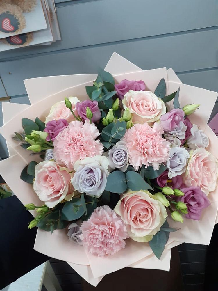 Букет цветов из: Розы, Гвоздики и Лизиантусы в Марьянской